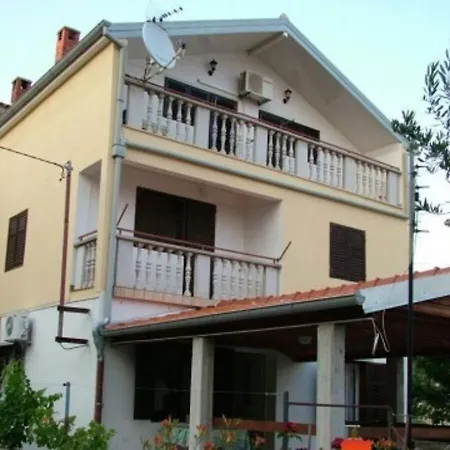 Darko Apartment Vir